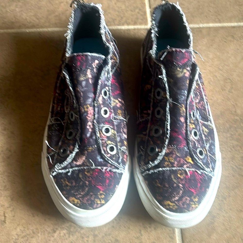 Blowfish Malibu Play Women's Black Floral Slip On Sneakers Size 8.5- gently used